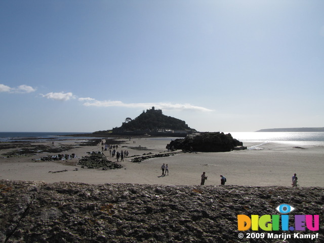 SX09250 Lunch with view of St Michael's Mount